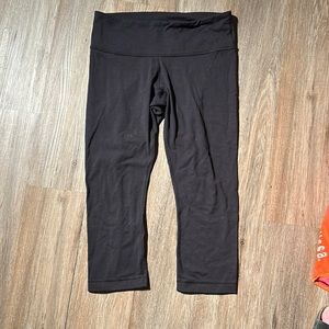 Lululemon Leggings Size 8 Black Cropped 21 in inseam
